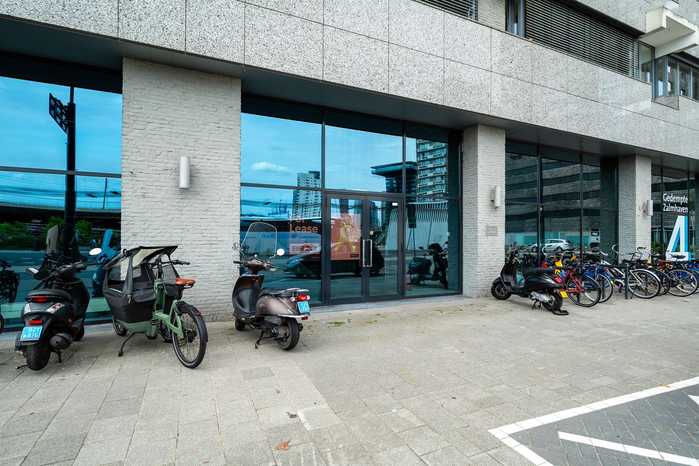View photo 2 of Zalmstraat 3