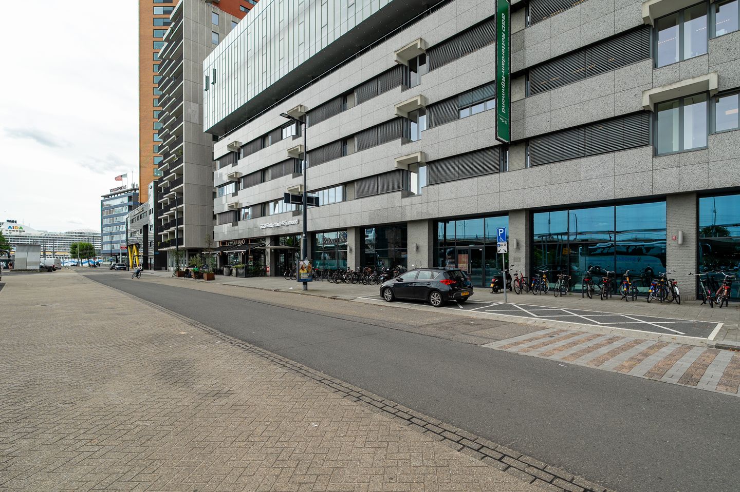 View photo 3 of Zalmstraat 3
