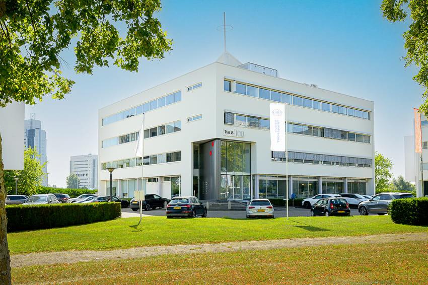 Bekijk foto 2 van K.P. van der Mandelelaan 100