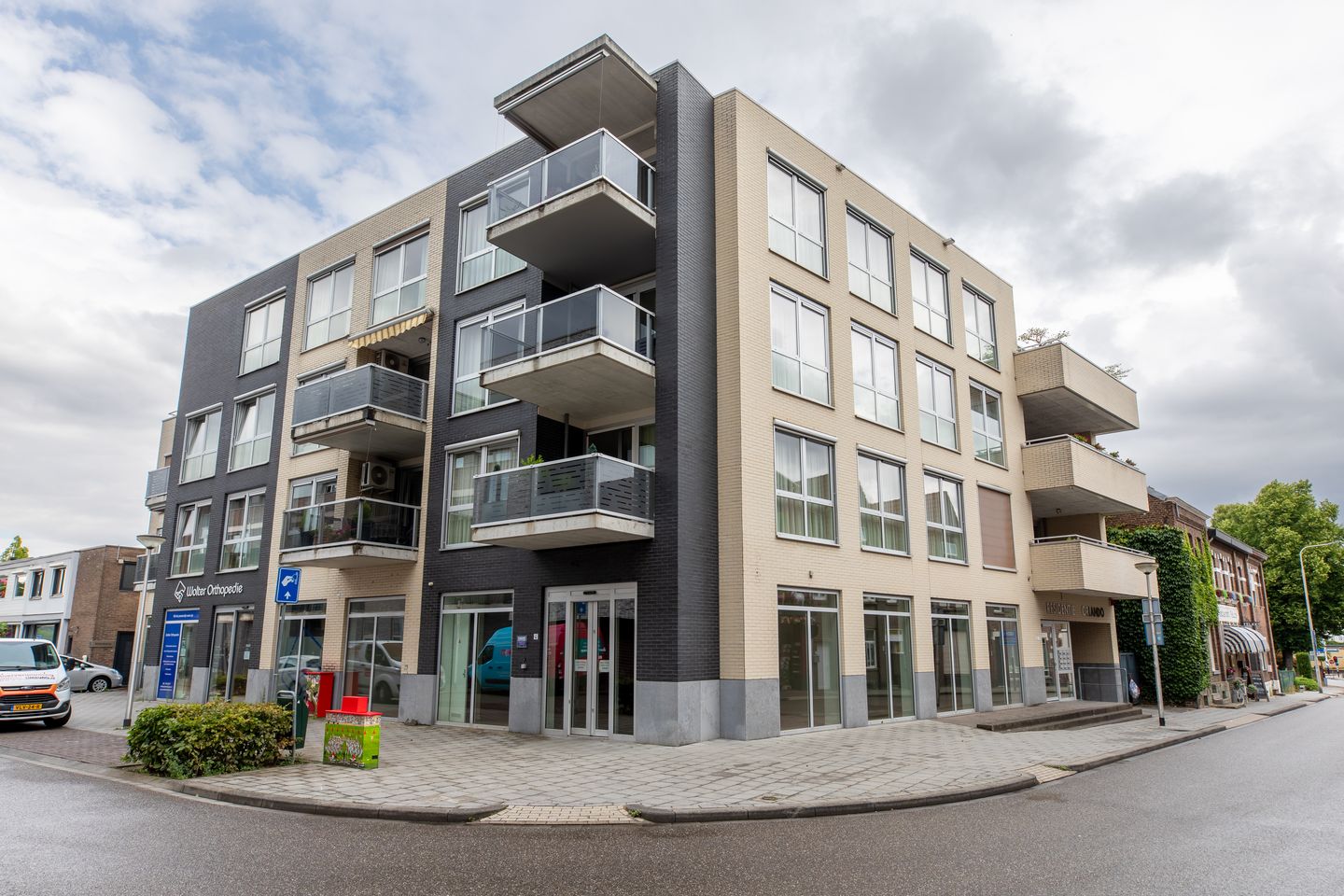 Bekijk foto 1 van Van Beethovenstraat 4