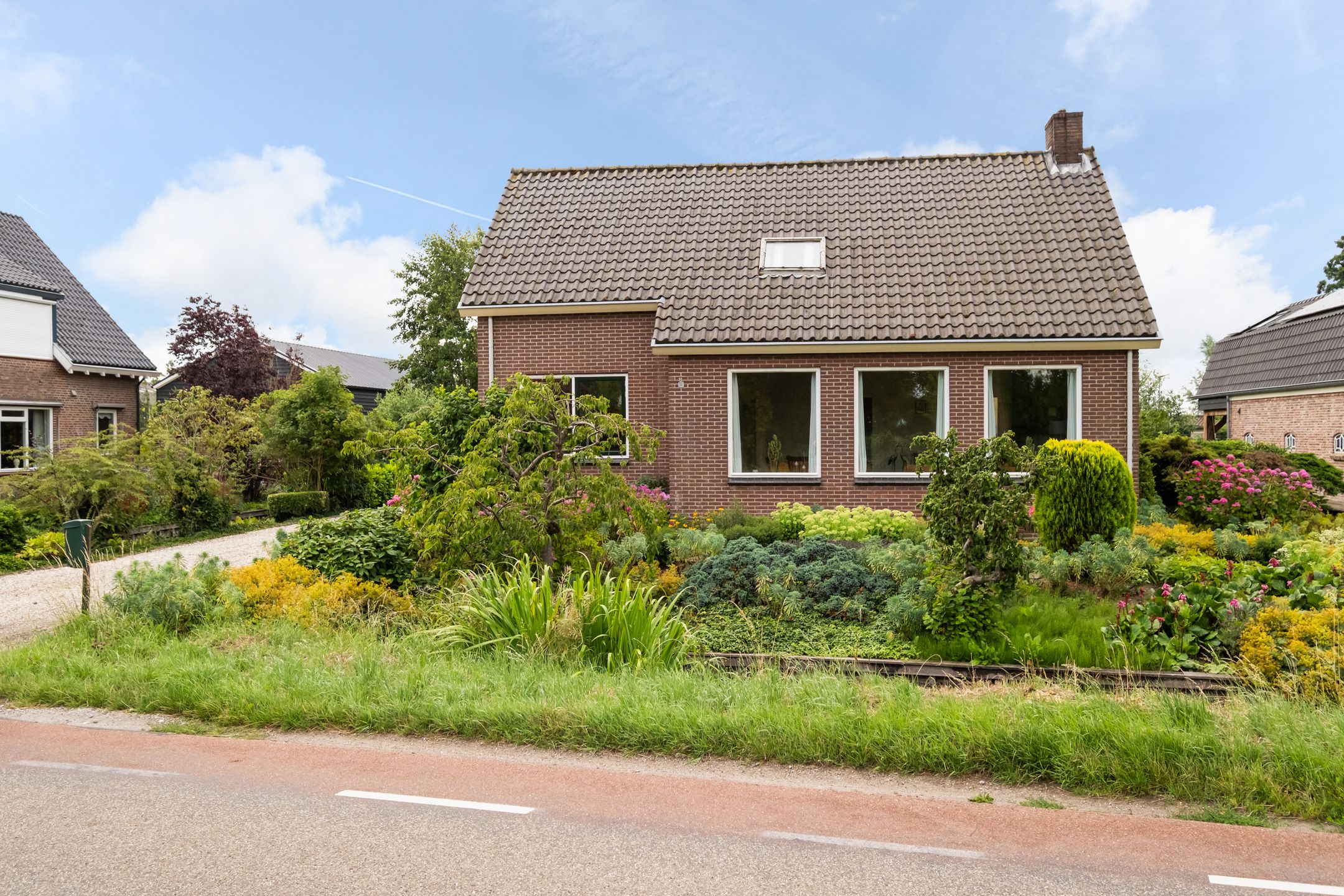 Photo 12 of Benedeneind ZZ 401-A