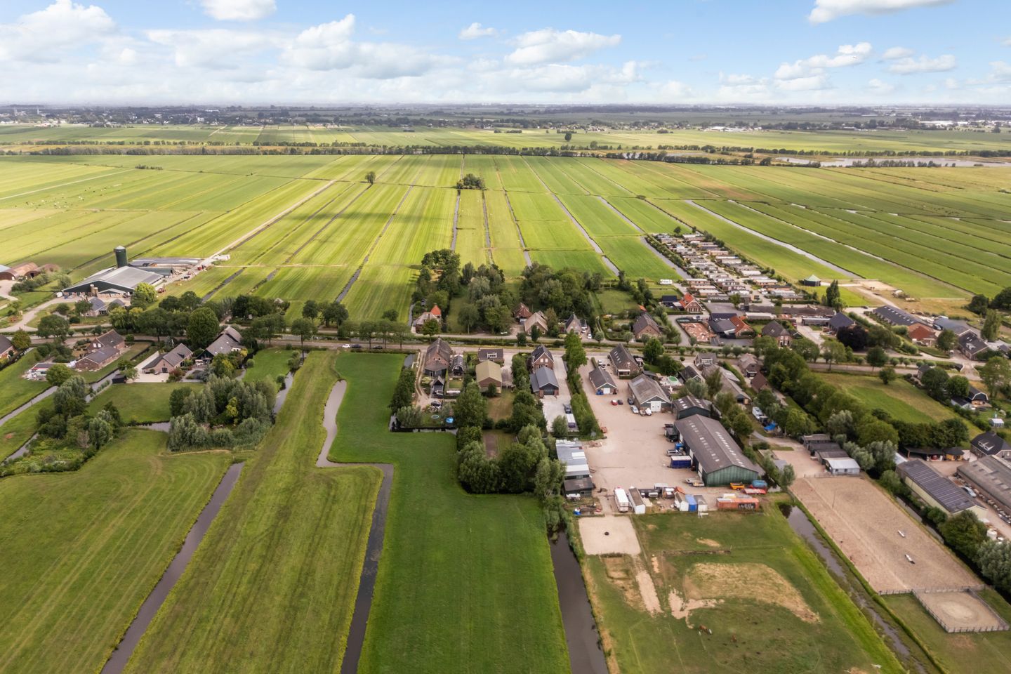 Photo 70 of Benedeneind ZZ 401-A