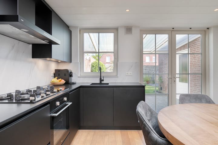 Foto 19 van van Myrlaerstraat 10