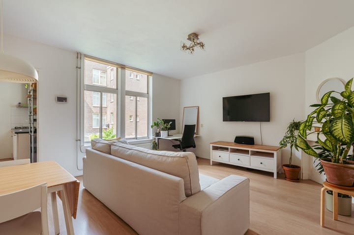 Photo 2 of Van Houweningenstraat 72-1