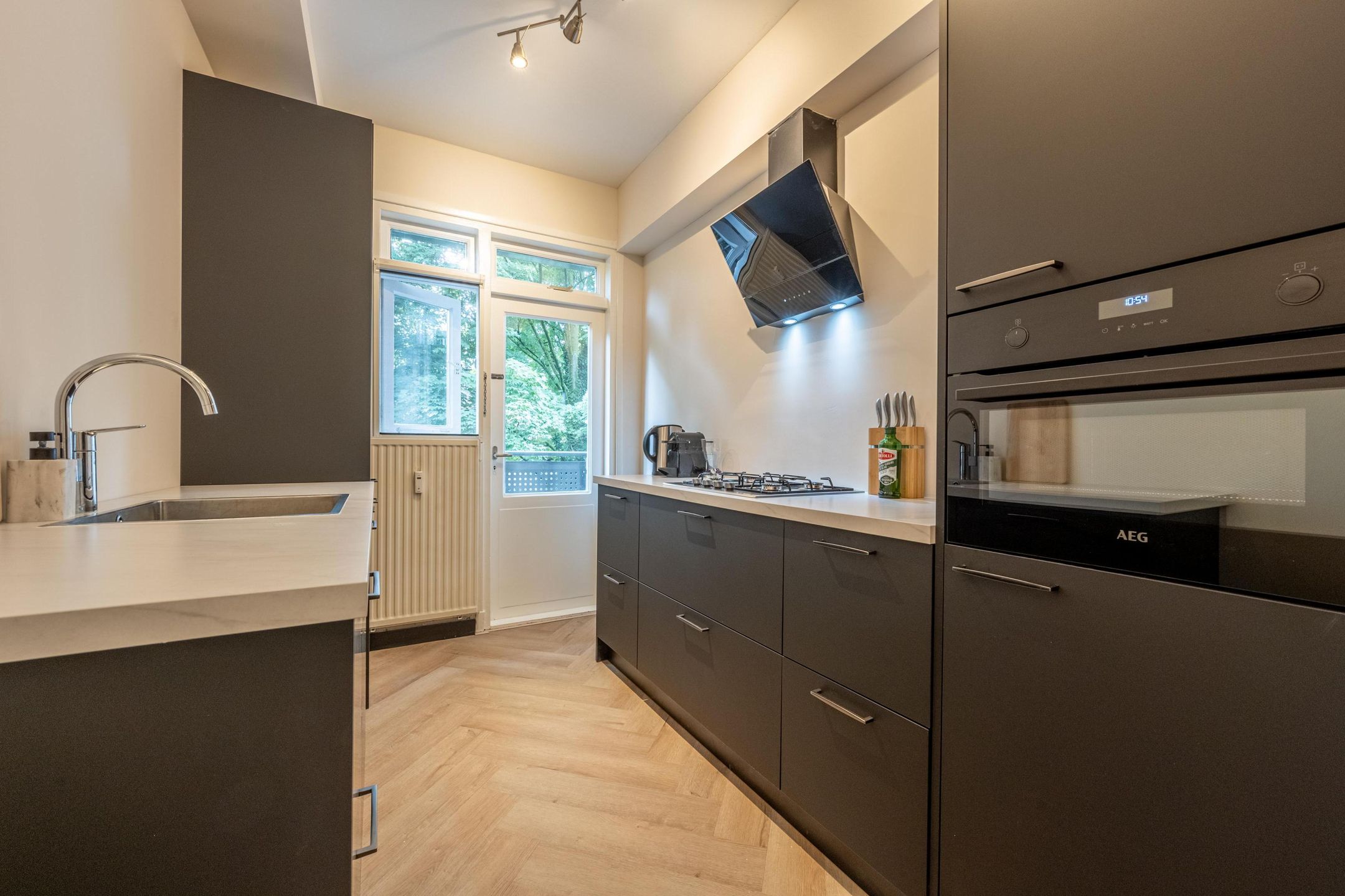 Photo 3 of Nieuwe Binnenweg 90-02L