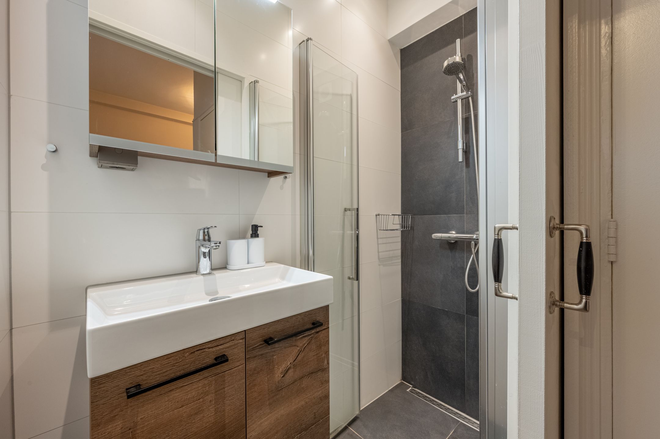 Photo 21 of Nieuwe Binnenweg 90-02L