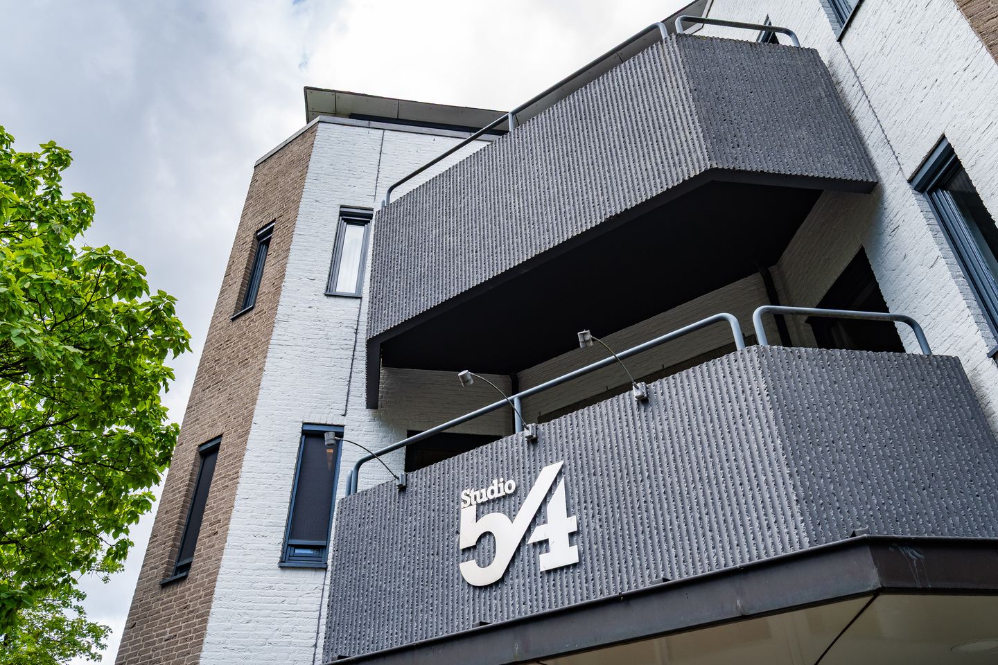 Bekijk foto 2 van Emmastraat 54