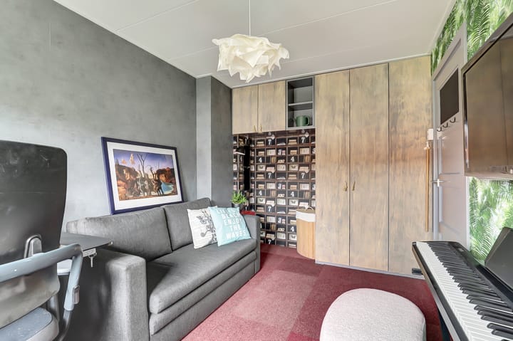 Photo 15 of Floresstraat 87