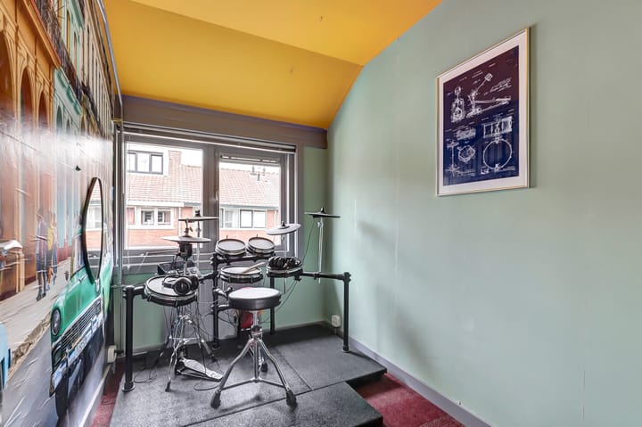 Photo 16 of Floresstraat 87