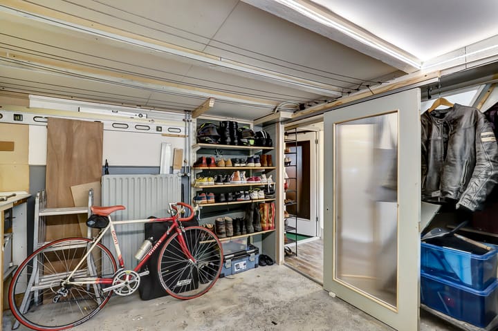 Photo 23 of Floresstraat 87