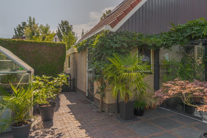 Photo 36 of Meester J. Tuintjerstraat 17