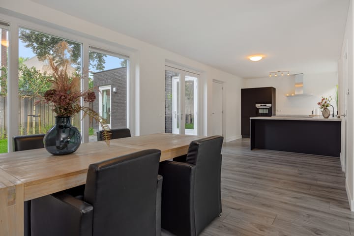 Foto 2 van van Meeuwenstraat 10