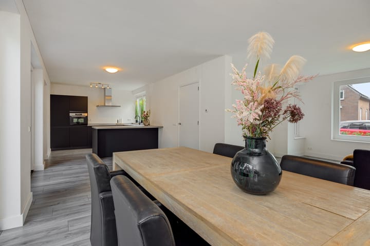 Foto 6 van van Meeuwenstraat 10