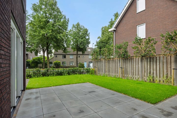 Foto 22 van van Meeuwenstraat 10