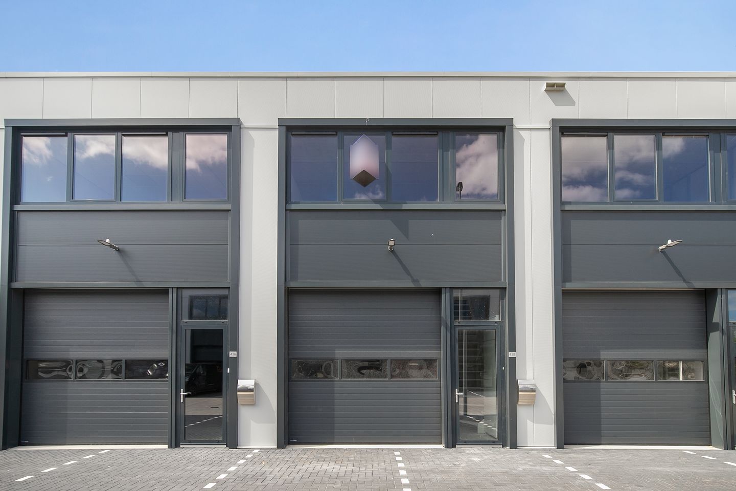 View photo 2 of Titaniumweg 438
