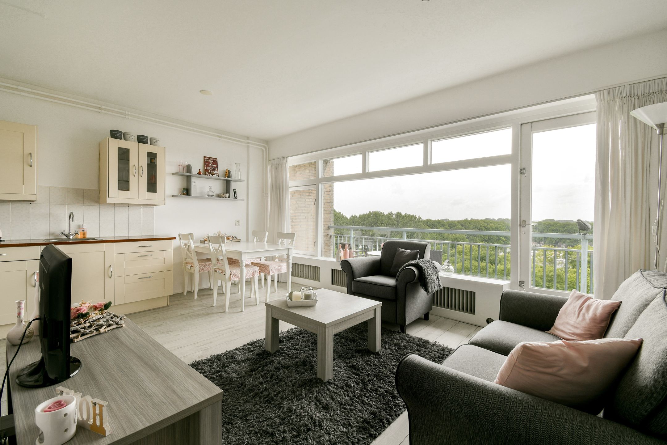 Photo 6 of Burgemeester Hogguerstraat 1077