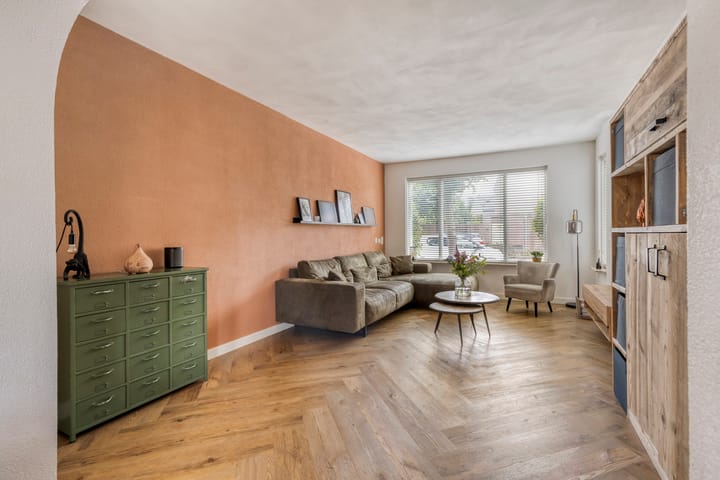 Photo 4 of Gender 48