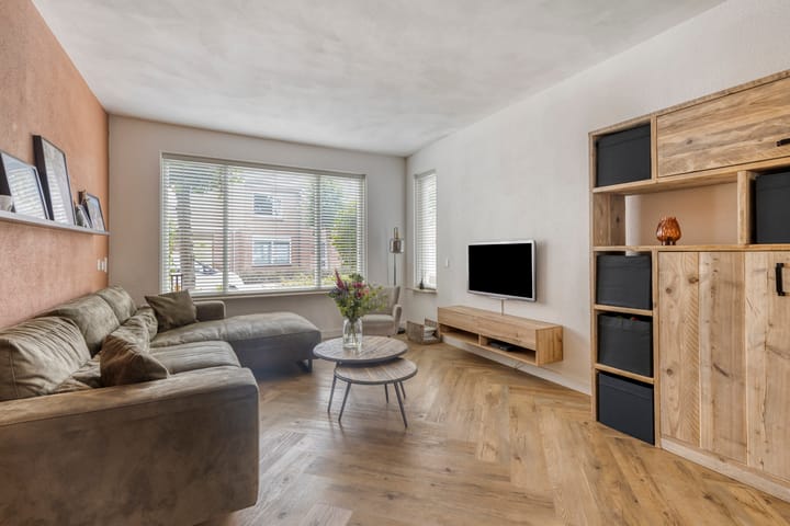 Photo 5 of Gender 48