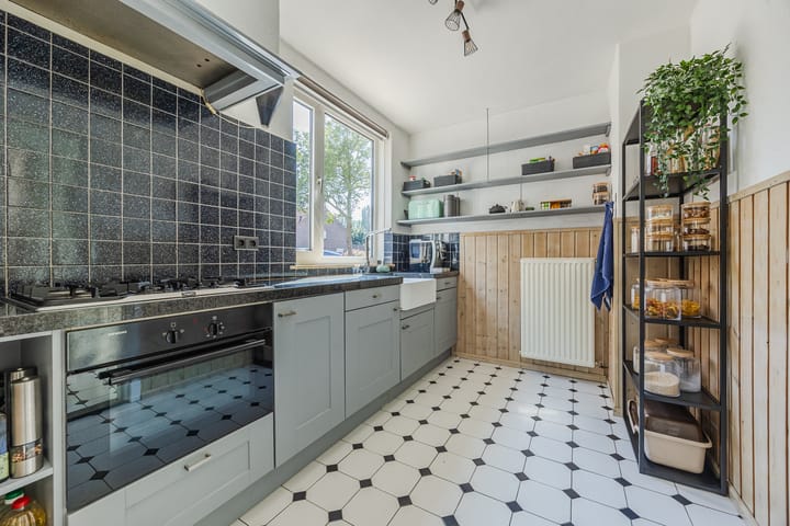 Photo 11 of Julianastraat 7