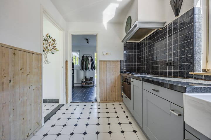 Photo 13 of Julianastraat 7