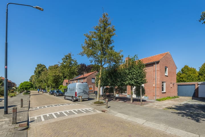 Photo 40 of Julianastraat 7