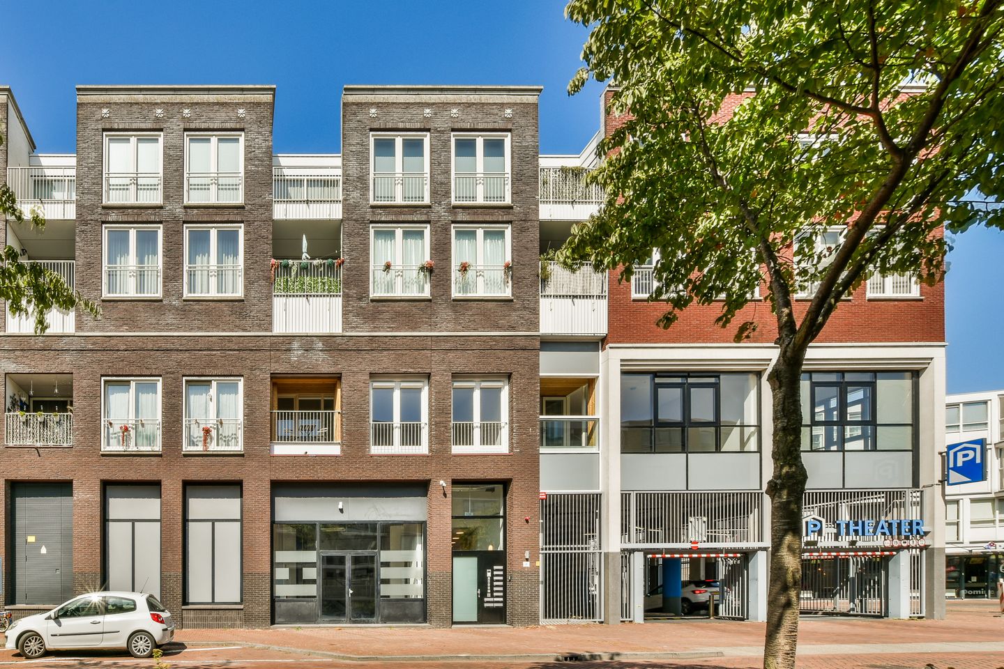 Photo 2 of Passage 43