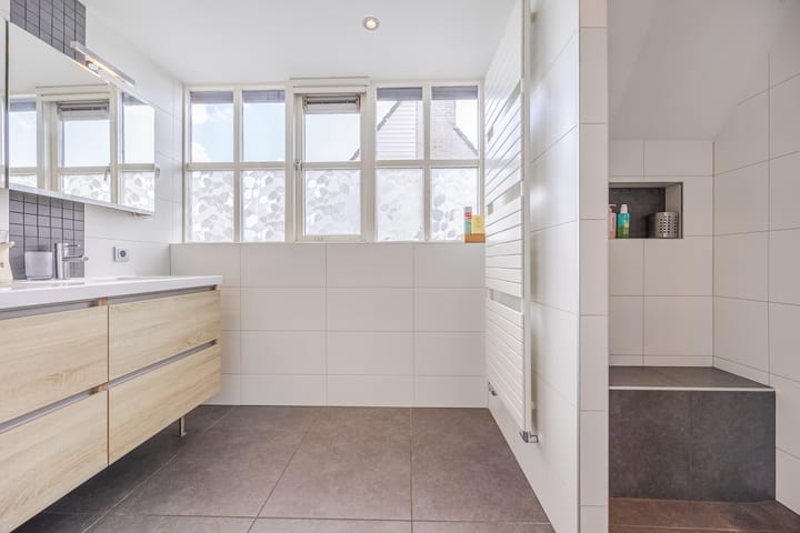 Photo 38 of Arnold van Lieropstraat 56