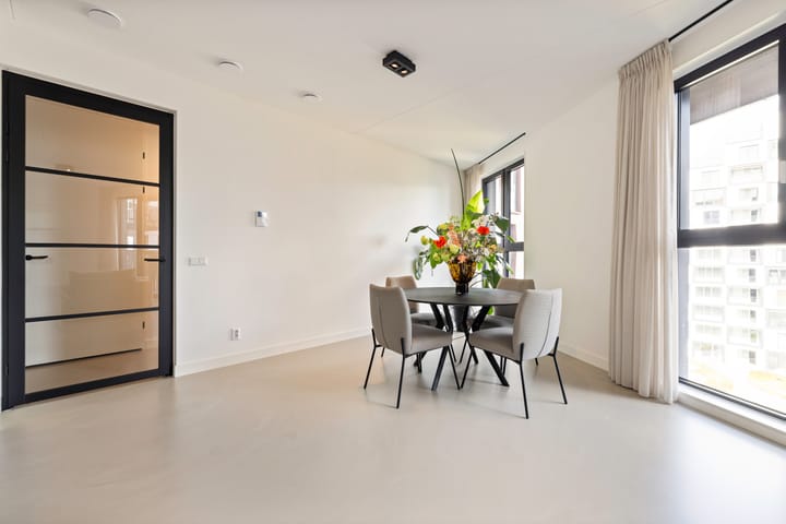 Foto 12 van Mies van der Rohestraat 183