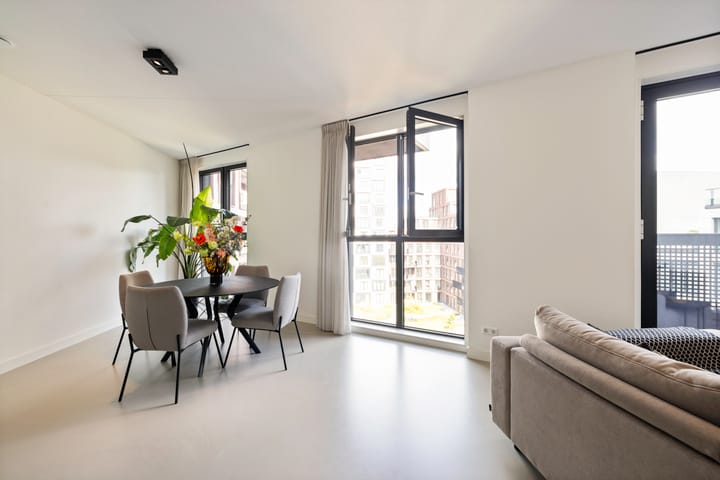 Foto 14 van Mies van der Rohestraat 183