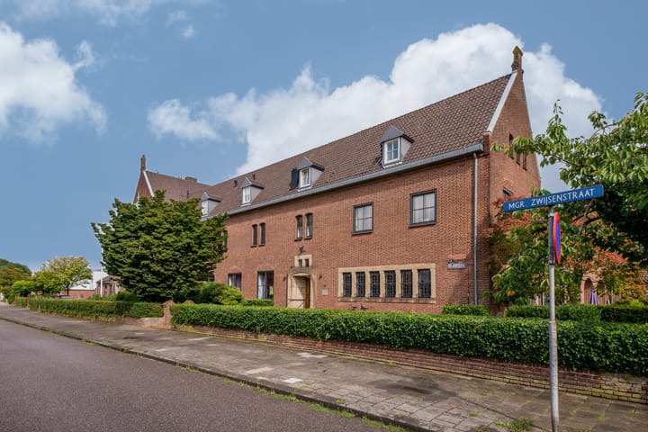 Photo 55 of Monseigneur Zwijsenstraat 2-A