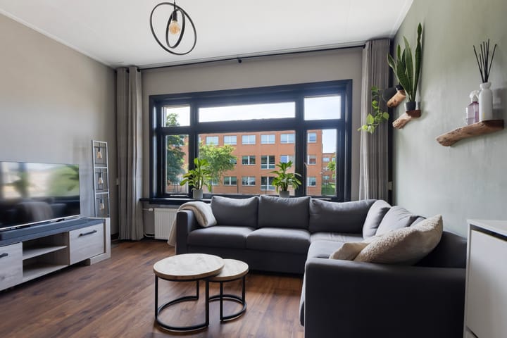 Photo 2 of Brederostraat 17