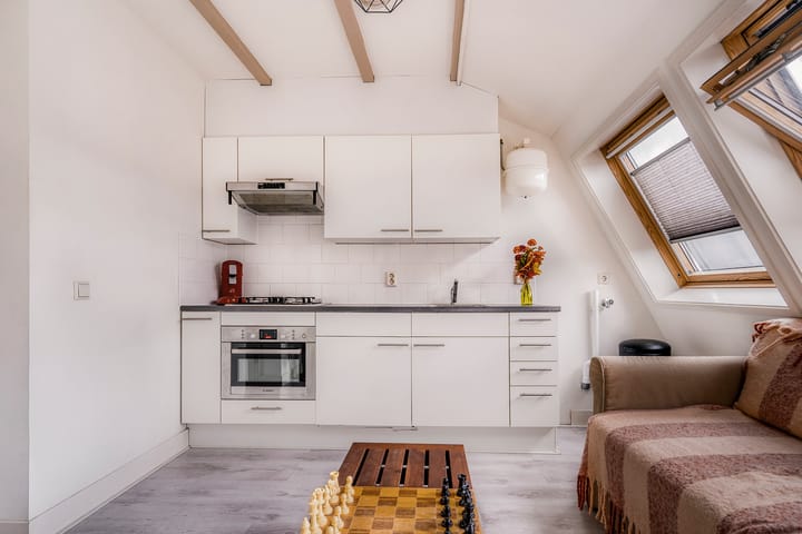 Photo 10 of Jan Bernardusstraat 18-4L