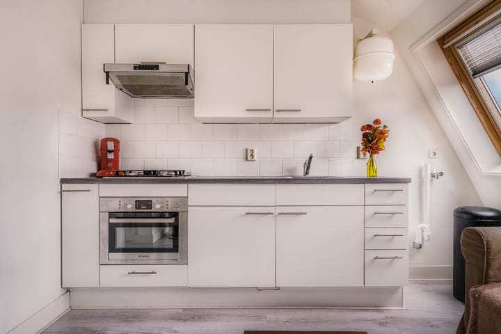 Photo 11 of Jan Bernardusstraat 18-4L