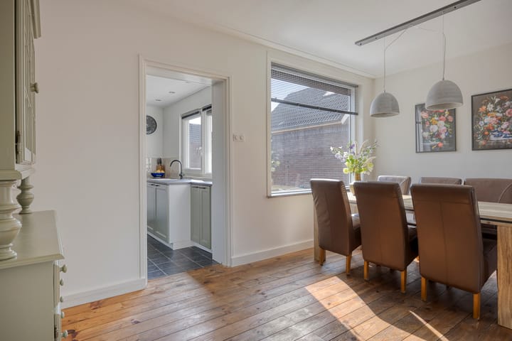 Photo 8 of Julianastraat 43