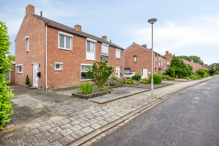 Photo 1 of Gouverneur Houbenstraat 26