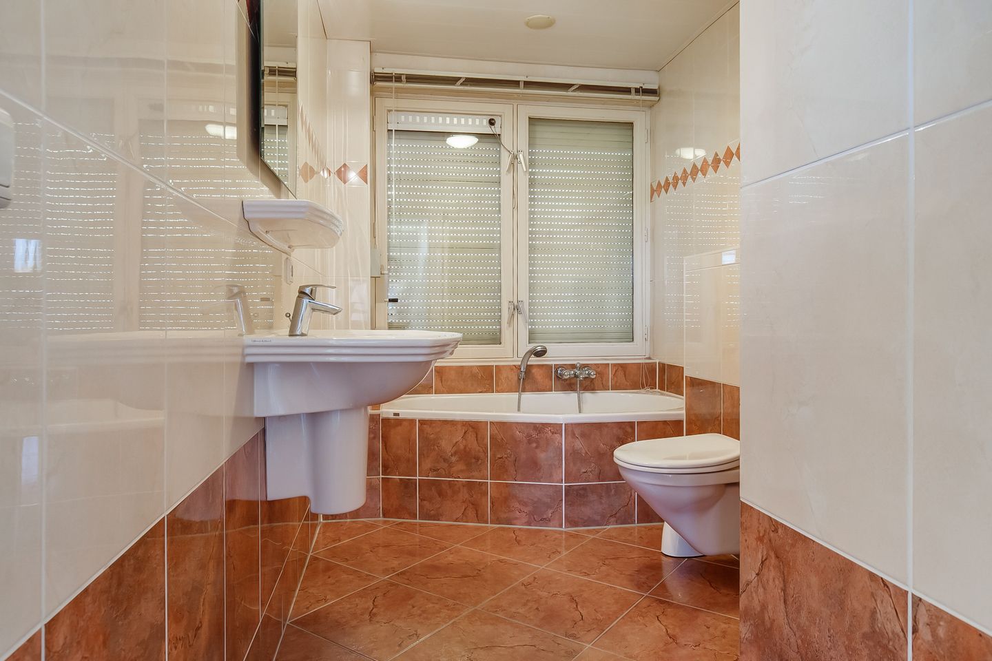 Photo 20 of Leliestraat 16