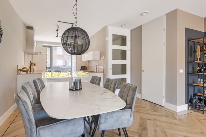 Photo 10 of Lekstraat 136