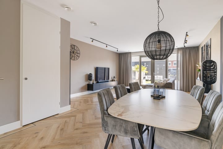 Photo 11 of Lekstraat 136