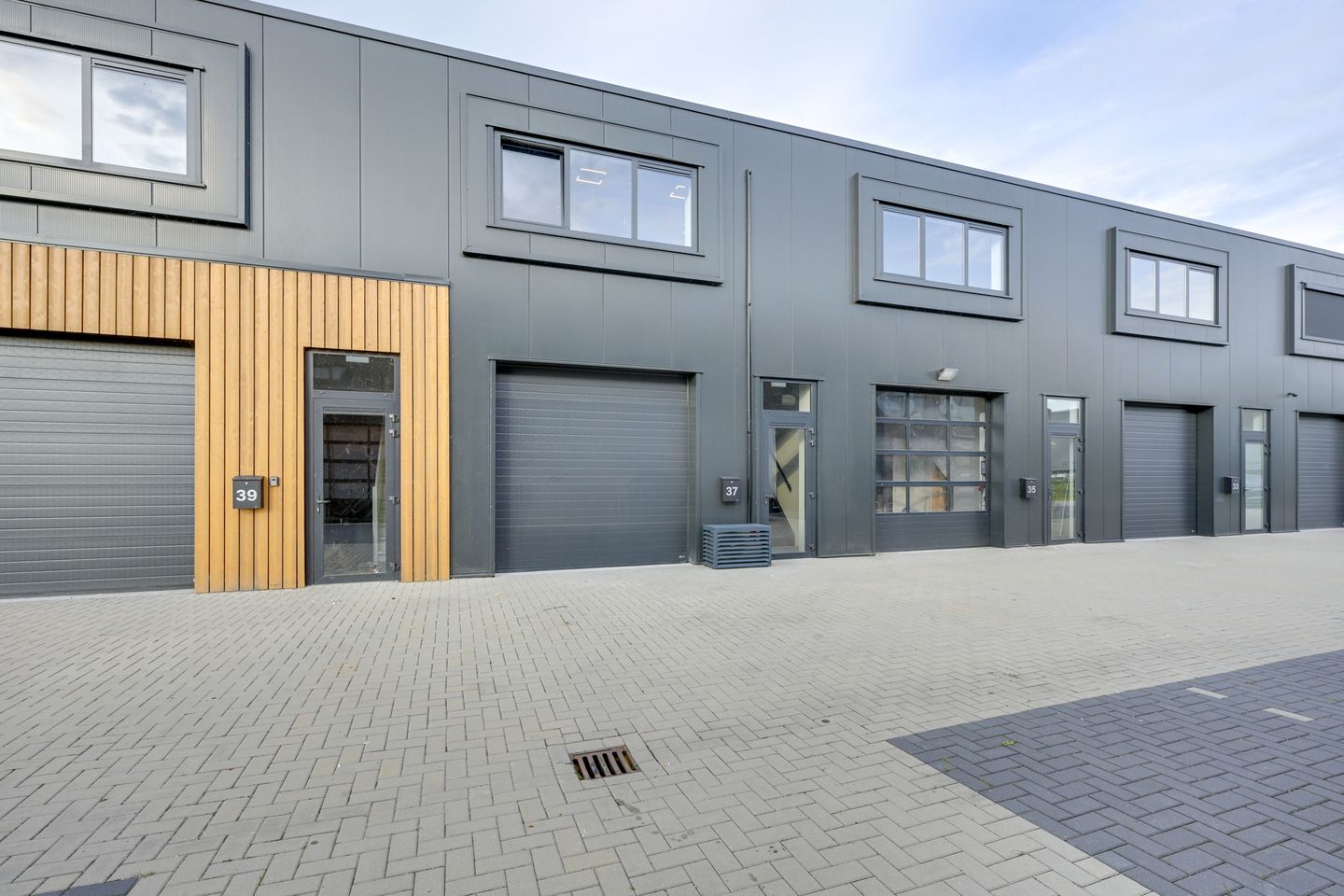 View photo 5 of Dijkleger 37