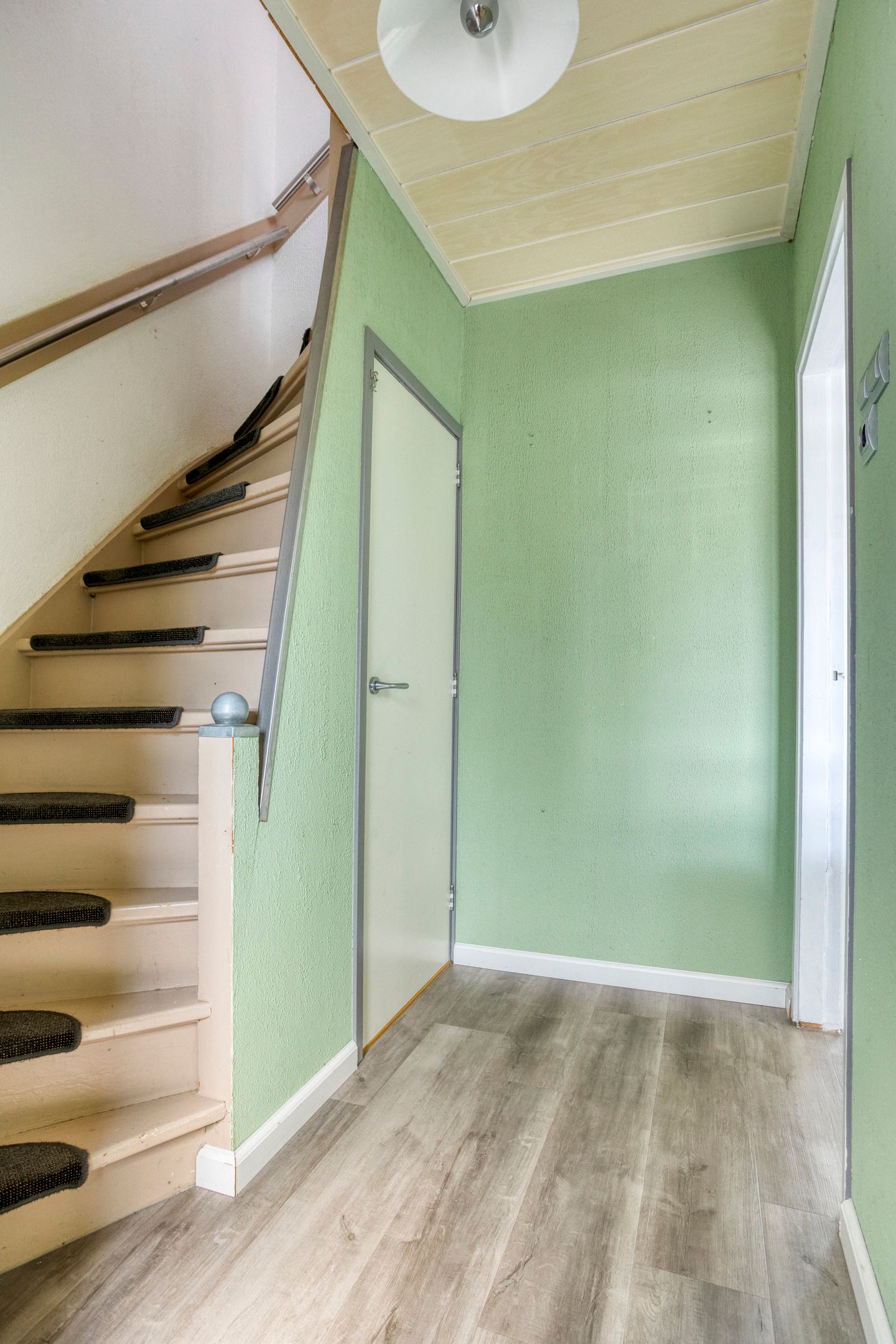 Photo 10 of Van Vollenhovenstraat 7