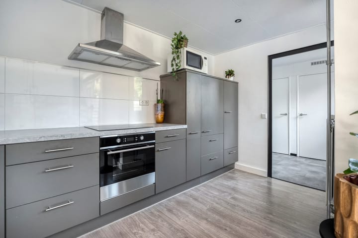 Photo 18 of Wentholtstraat 49