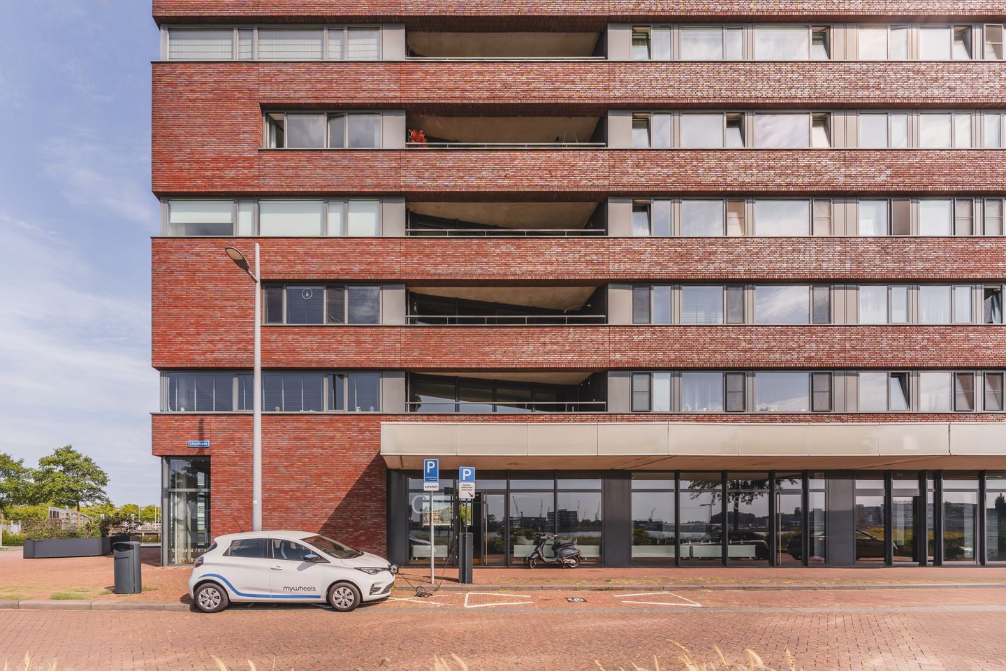 Bekijk foto 1 van Lloydkade 865