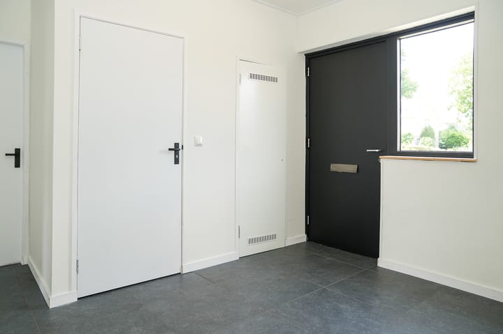 Photo 8 of Burgemeester van Suchtelenstraat 17