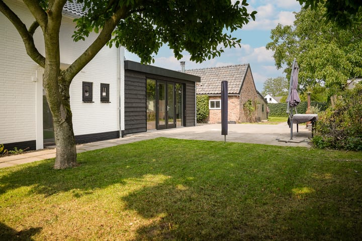 Photo 21 of Burgemeester van Suchtelenstraat 17