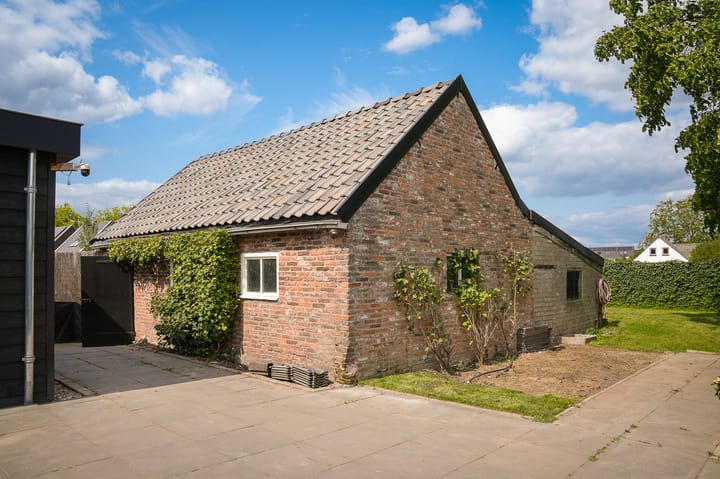 Photo 22 of Burgemeester van Suchtelenstraat 17