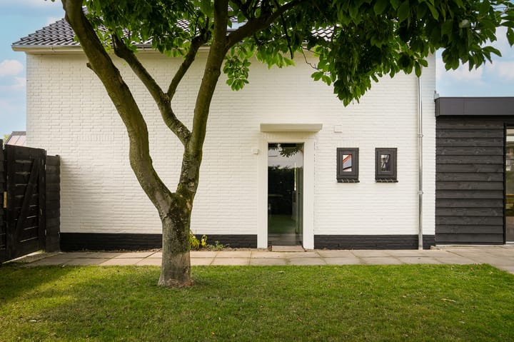 Photo 32 of Burgemeester van Suchtelenstraat 17