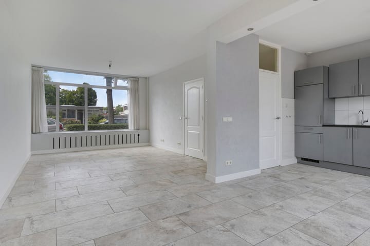 Foto 2 van Van Anrooijstraat 10