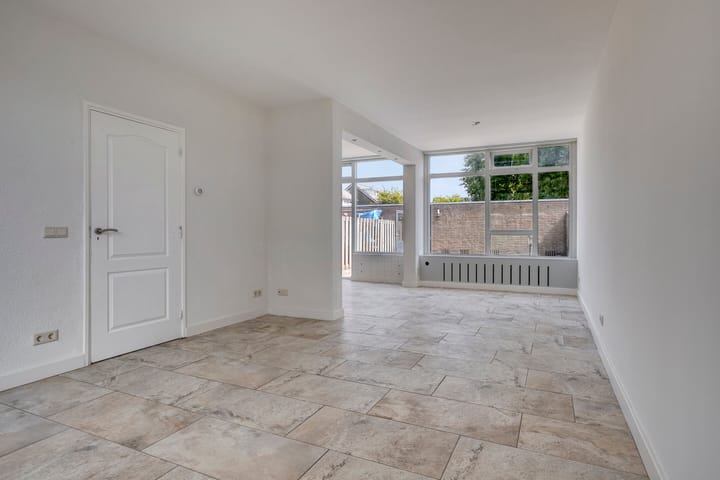 Foto 11 van Van Anrooijstraat 10