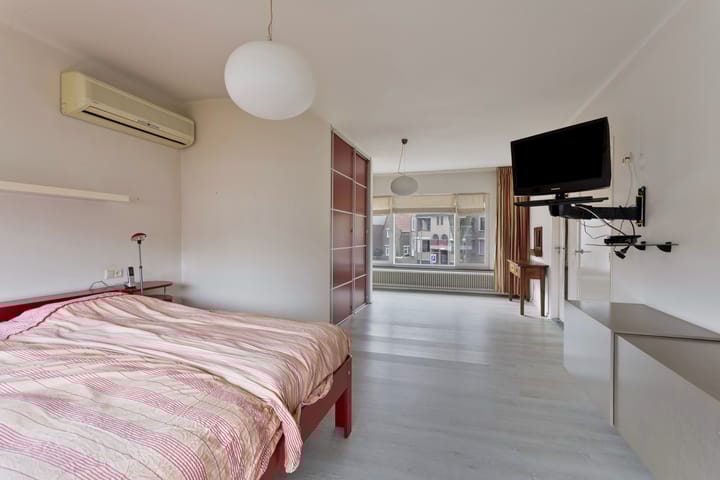 Photo 31 of Henseniusstraat 13-A