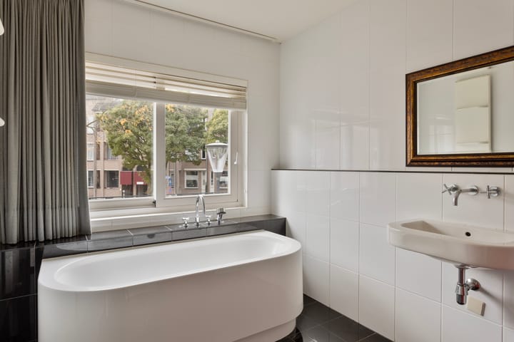 Photo 37 of Henseniusstraat 13-A